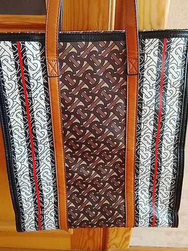 tote canta: Burberry dizaynlı qadın çantası. Geniş və düzbucaqlı formaya malik bu — 4