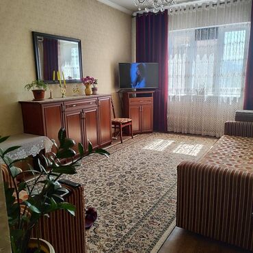 срочно продаётся 1 комнатная квартира в районе ошского рынка по улице молодая гвардия: 2 бөлмө, 48 кв. м, 105-серия, 6 кабат, Евроремонт
