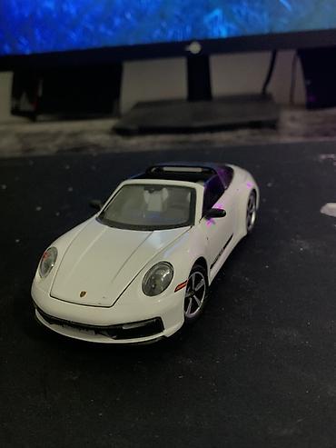 Искусство и коллекционирование: Коллекционная модель автомобиля Porsche 911 Targa 4S (масштабный — 1