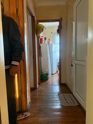 Uzunmüddətli kirayə evlər: 2 otaqlı həyət evi – yaşayış sahəsi mətbəx, zal və bir yataq otağından — 4