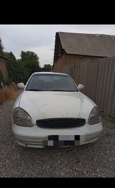 грандеур машина: Белый седан Daewoo с автоматической коробкой передач и бензиновым