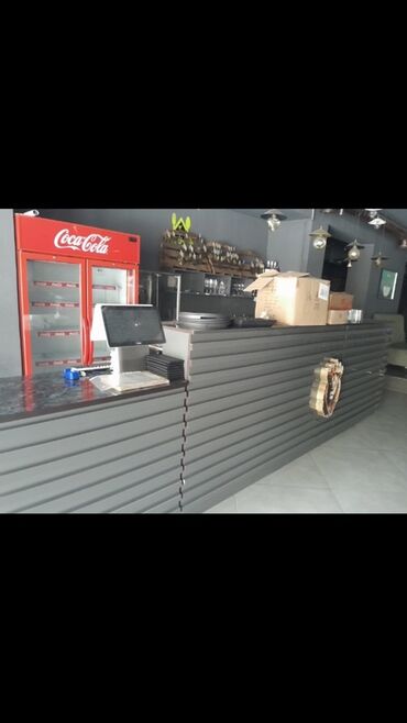 vitrin soyuducu ugur: Qəhvə mağazası və ya restoran üçün boz rəngli bar stolu. Üzərində
