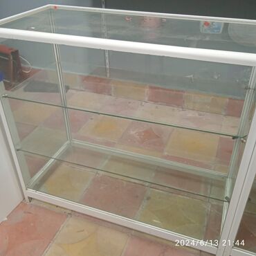 setqa vitrin: Şüşə vitrin stend - Material: tam şüşə korpus, alüminium/profil