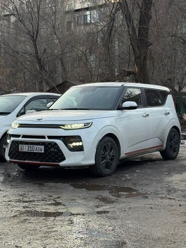 киа саул: Kia Soul белого цвета с черными дисками и красными акцентами. Этот