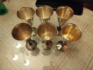 Čaše: Metalne case,solje. 6 komada,mislim da su posrebrene,nisam siguran — 8
