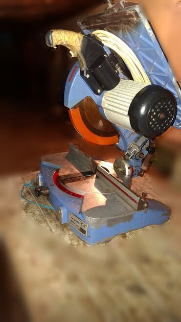 Uqlorezlər: Ölçü və kəsmə işləri üçün elektrikli gön (mitre) mişarı - Güc bloku — 10