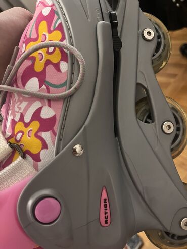 Roleri i rolšue: Malo korišćeni, potpuno očuvani roleri, veličina podesiva od 38-41, sa — 4