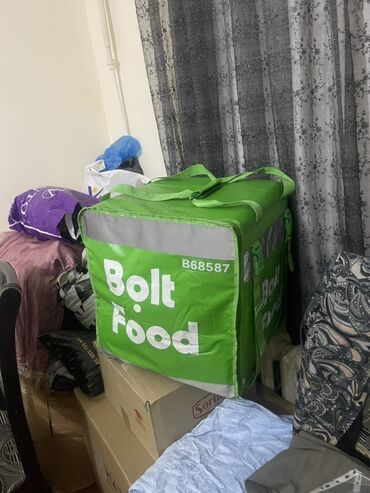 Kuryer çantaları: Bolt Food şirkətinin yemək çatdırılması üçün nəzərdə tutulmuş, yaşıl