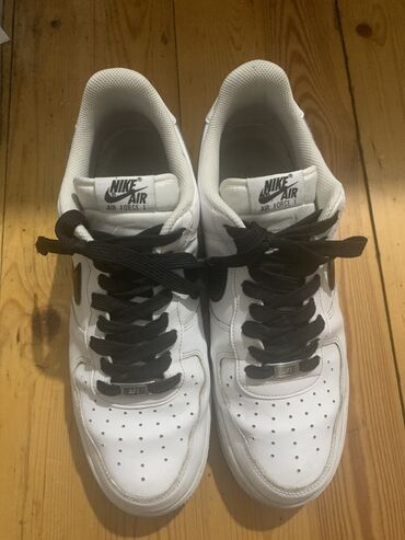 Krasofkalar və idman ayaqqabıları: Ağ rəngli, dəri orjinal Nike Air Force 1 idman ayaqqabıları