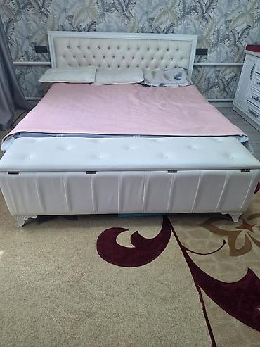 Двуспальные кровати: Двуспальная кровать с мягким изголовьем + банкетка - Размер спального — 2