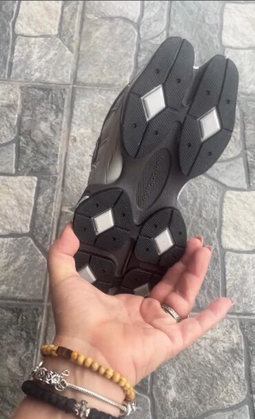 Patike: New Balance 9060 patike

Novo
Brojevi 36 do 40

fb Moja Kupovina 1 — 19