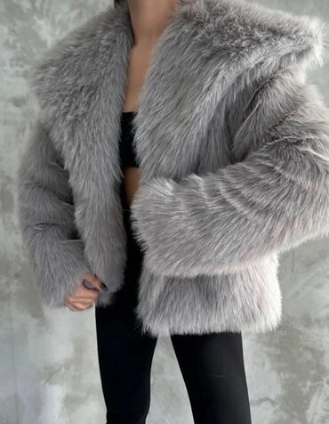 Dəstlər, kostyumlar: Boz rəngdə qadın xəz üslublu jaket - Stil: Həcmli, L razmer .Yenidir