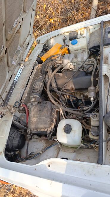 VAZ (LADA): Lada 2107 sedan – klassik ağ rəngdə, 4 qapılı. Texniki və xarici — 9