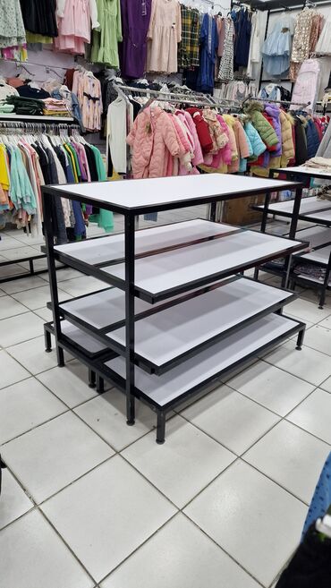 вешалки напольные для одежды оригинальные: Mağaza vitrin rəfi – 4 mərtəbəli orta ada tipli stend, hərəkətli