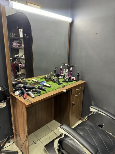 Другое оборудование для салонов красоты: Продам рабочее место парикмахера барбера для салона красоты сделано