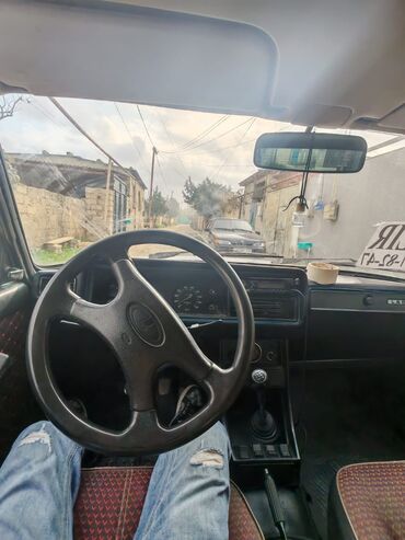 VAZ (LADA): VAZ 2107, ağ rəng, sedan kuzov. Xüsusiyyətlər: - Klassik “07” — 8