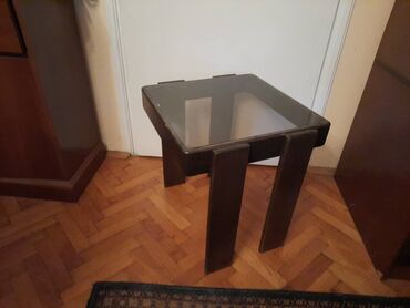 Stolovi: Mali drveni (klub) stocic sa staklom Dimenzije 48x48 cm Visina oko — 3