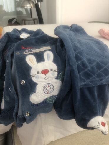 Dəstlər: Körpə geyim dəsti - 3 ədəd qalın, ayaqlı tulum: - Açıq mavi rəngdə — 57