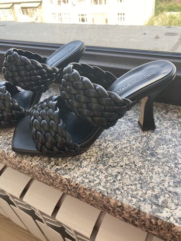 обувь на заказ: Стильные сабо на удобном каблуке 7 см, размер 37, обувала 1 раз