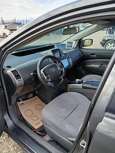 Toyota: Toyota Prius – hibrid hetçbek - Rəng: tünd boz (metallik) - Kuzov: 5 — 3