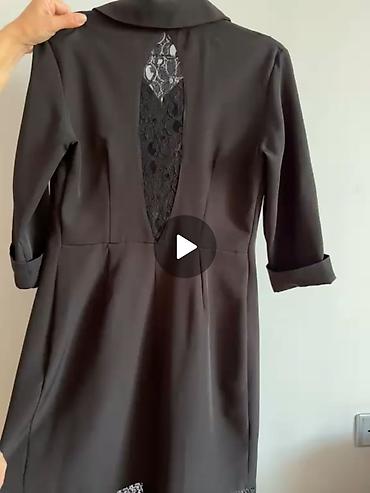 kicik qara don: Qara rəngli zərif paltar - Model: düyməli, yaxalıqlı, dizə yaxın — 2
