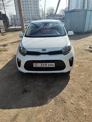 Другие автомобили: Компактный городской хэтчбек белого цвета. Пятидверная компоновка — 1