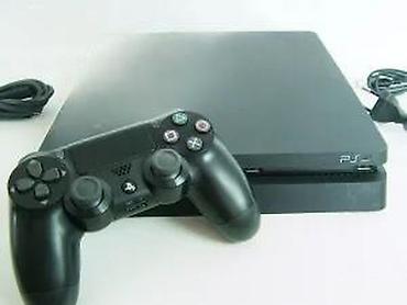 PS4 (Sony Playstation 4): U ponudi je Sony PlayStation 4 Slim. Konzola je odlično očuvana — 20
