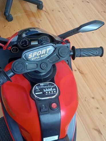 Uşaqlar üçün nəzərdə tutulmuş bu qırmızı elektrikli motosiklet geniş