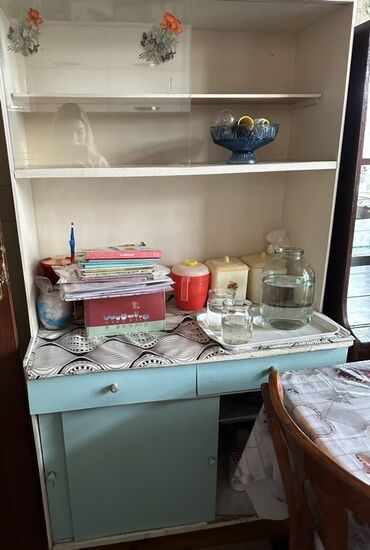 metbex kafeli: Mətbəx bufeti və vitrini - Üst hissə: şüşə sürgülü qapılı vitrin