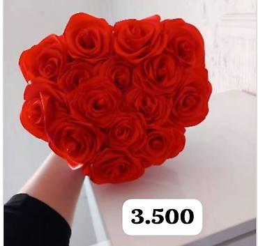 barski hibiskus: Ružin buket u obliku srca 

Cena: 3.500 — 1