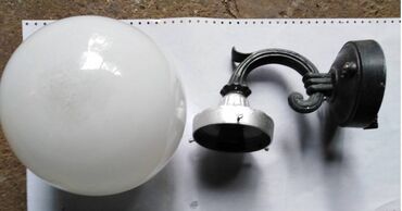 presvlake za ugaonu garnituru cena: Zidna lampa,ukrasna,livena od aluminijuma,sa mlečnom kuglom prečnika