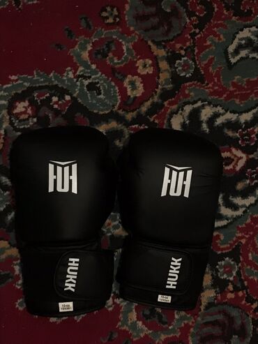 Спорт и хобби: Породаю боксёрские перчатки бинты подарок