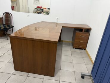 стол рабочий офисный: Офисный стол, Нерегулируемый, цвет - Коричневый, Угловой, ЛДСП