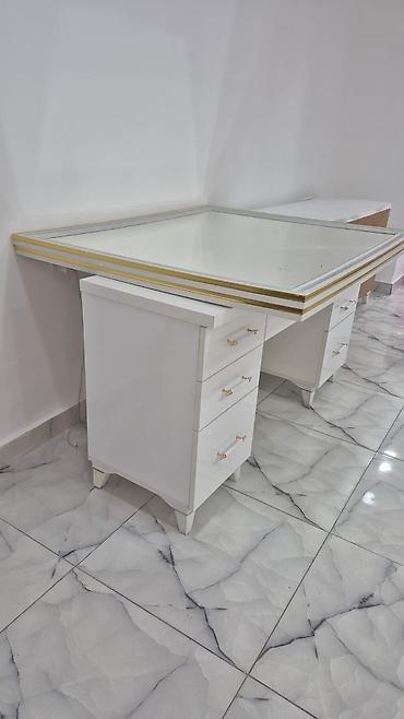 Masalar: İşlənmiş, Kvadrat masa — 1