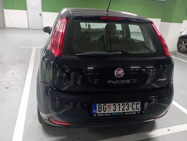 Fiat: Unutrašnjost automobila Fiat hečbek, sa tamnom unutrašnjošću i — 21