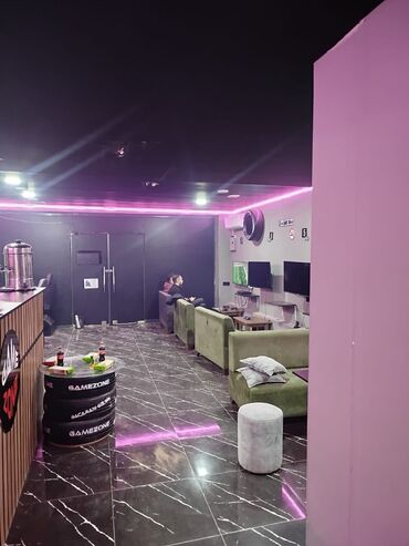 PS5 (Sony PlayStation 5): - PlayStation 5 oyun zonaları: böyük divar TV-ləri, rahat oturacaqlar — 12