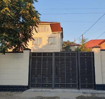 баткенский: 🏡 ПРОДАЁТСЯ 3-ЭТАЖНЫЙ КИРПИЧНЫЙ ДОМ! 🔥 💰 Цена: 440 000 $ 📍 Район — 1