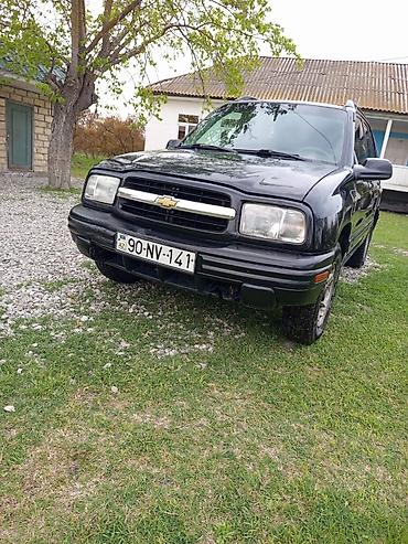 Digər avtomobillər: === PART 1: TEXTUAL DESCRIPTION === Qara rəngdə Chevrolet Tracker SUV — 3