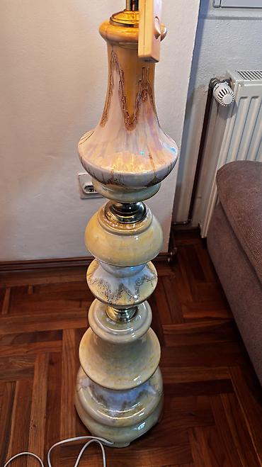 retro komode: Podna stara lampa,retro estetika sa abažurom klasičnog — 7