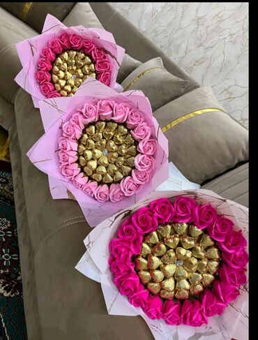 Ev saatları: Şokolad gül buketi - Tərkib: mərkəzdə qızılı folqa ilə bükülmüş ürək