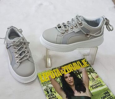 Women's Sneakers and athletic shoes: 36-41
2000 — 13