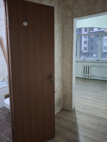 купить кухонный шкафчик напольный: Продаю б/у дверь на ванную комнату, цена 1000 сом