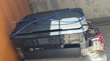 Printerlər: Epson markalı çoxfunksiyalı printer. Bu model çap, skan və
