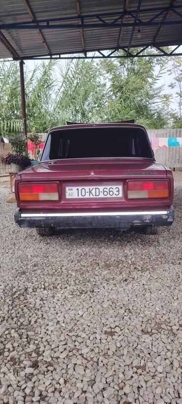 Hummer: VAZ 2107, tünd bordo rəngdə sedan. Xüsusiyyətlər: - Arxa ötürücülü
