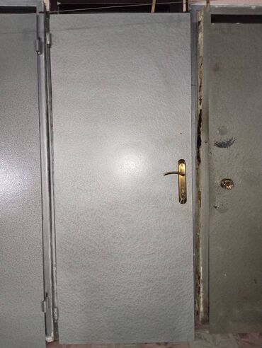 jaluz qapilar: Qapı seyf Möhkəm keyfiyyətli qapılar. 8 ədəd var Munasib qiymete hamsı