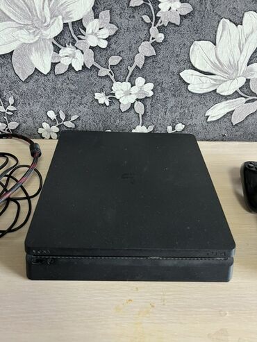игровой компьютеры: Игровая консоль PlayStation 4 Slim в черном цвете. В комплекте два