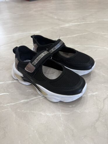 heelys купить недорого: Детские туфли черного цвета с ремешком на липучке. Верх выполнен из