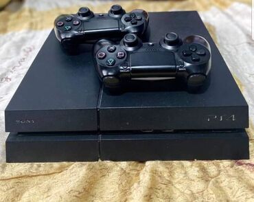 Sony PlayStation 4 konsolu iki ədəd qara DualShock Gta5 disk ilə
