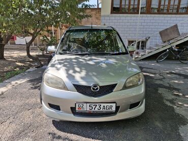 шины делика: Автомобиль Mazda Demio серебристого цвета, представленный в кузове