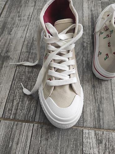 converse patike akcija: Visoke platnene patike sa trešnjama – bež/krema baza sa belim đonom i — 2